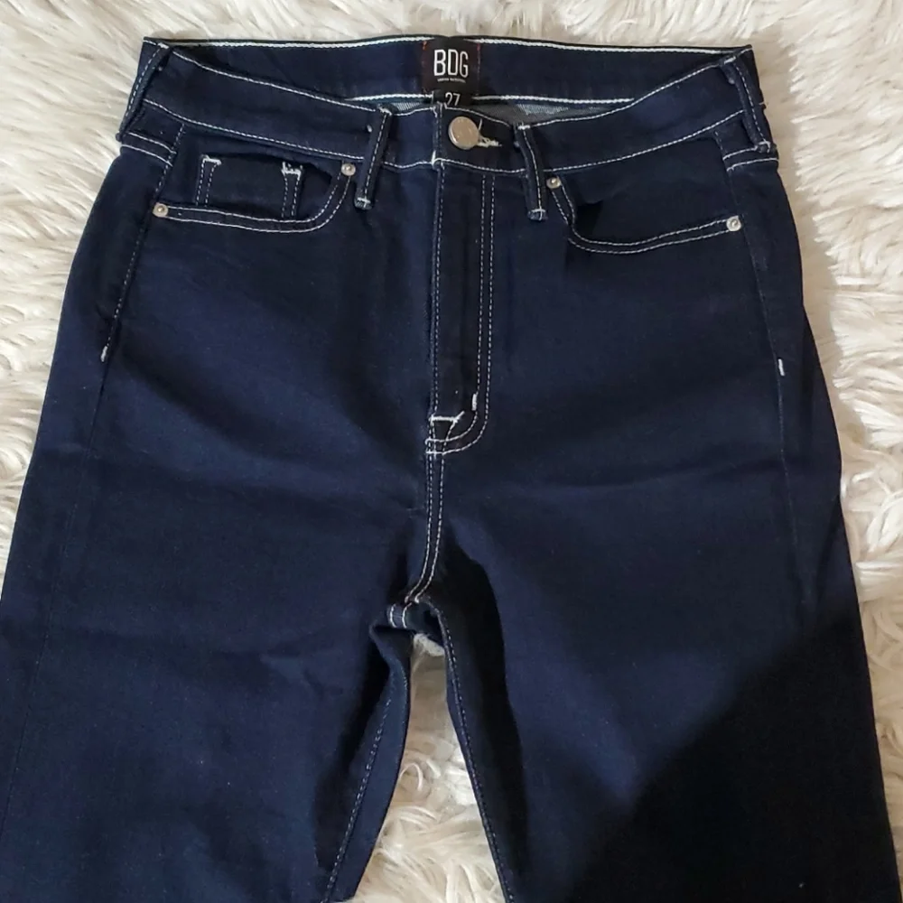 **BDG Twig High-Rise Jeans – Dark Denim w/ White Trim, Size 27**